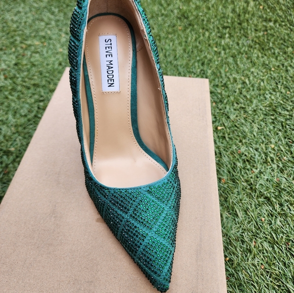 Women Heels - Picture 1 of 7